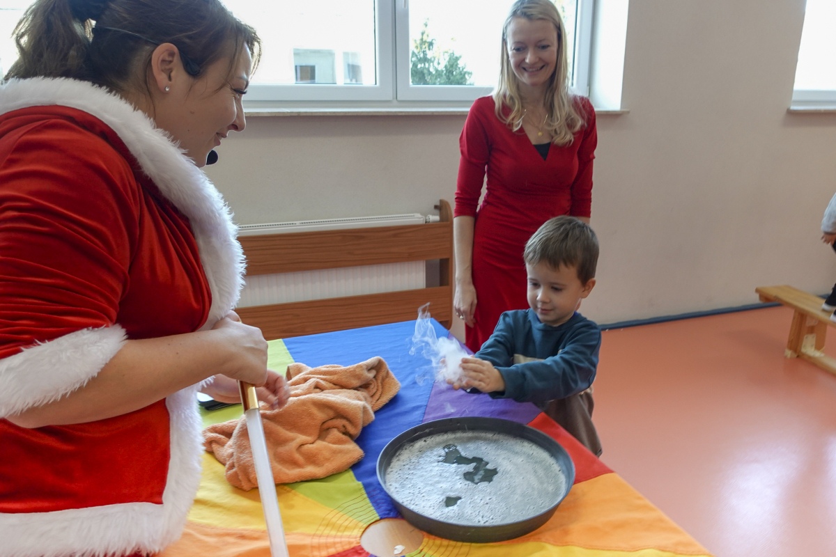Święty Mikołaj przyniósł prezenty i radość do Szkoły Podstawowej w Lipnikach [15.12.2023] - zdjęcie #9 - eOstroleka.pl