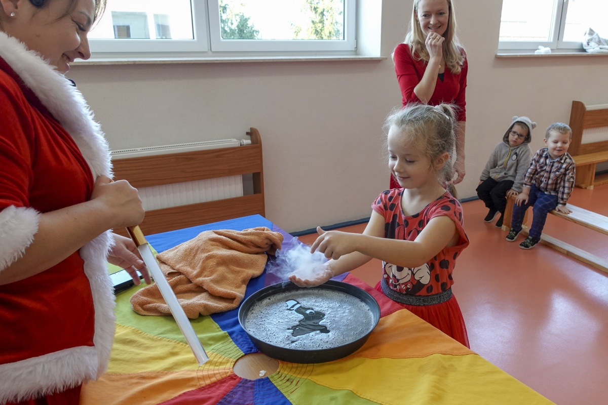 Święty Mikołaj przyniósł prezenty i radość do Szkoły Podstawowej w Lipnikach [15.12.2023] - zdjęcie #8 - eOstroleka.pl