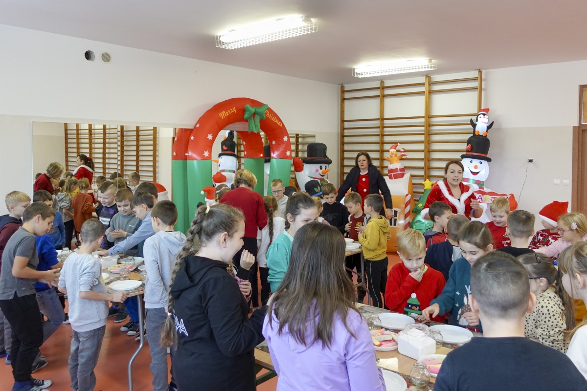 Święty Mikołaj przyniósł prezenty i radość do Szkoły Podstawowej w Lipnikach [15.12.2023] - zdjęcie #6 - eOstroleka.pl