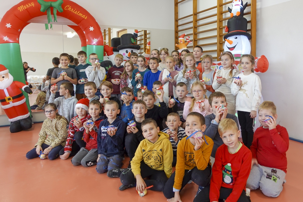 Święty Mikołaj przyniósł prezenty i radość do Szkoły Podstawowej w Lipnikach [15.12.2023] - zdjęcie #3 - eOstroleka.pl