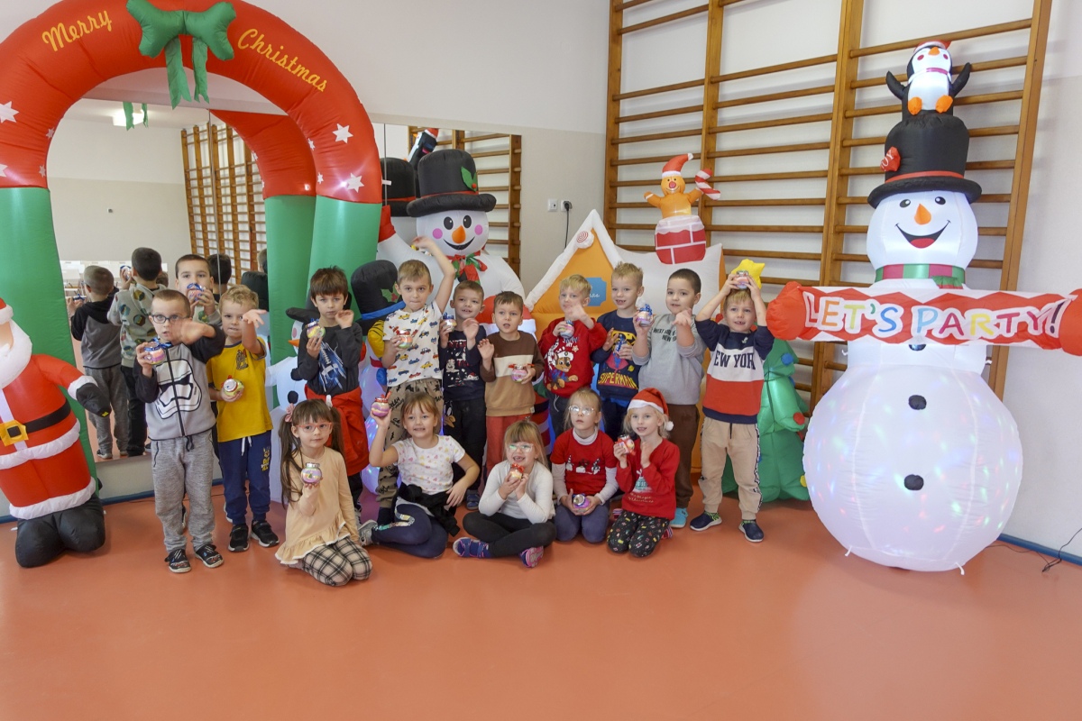 Święty Mikołaj przyniósł prezenty i radość do Szkoły Podstawowej w Lipnikach [15.12.2023] - zdjęcie #2 - eOstroleka.pl