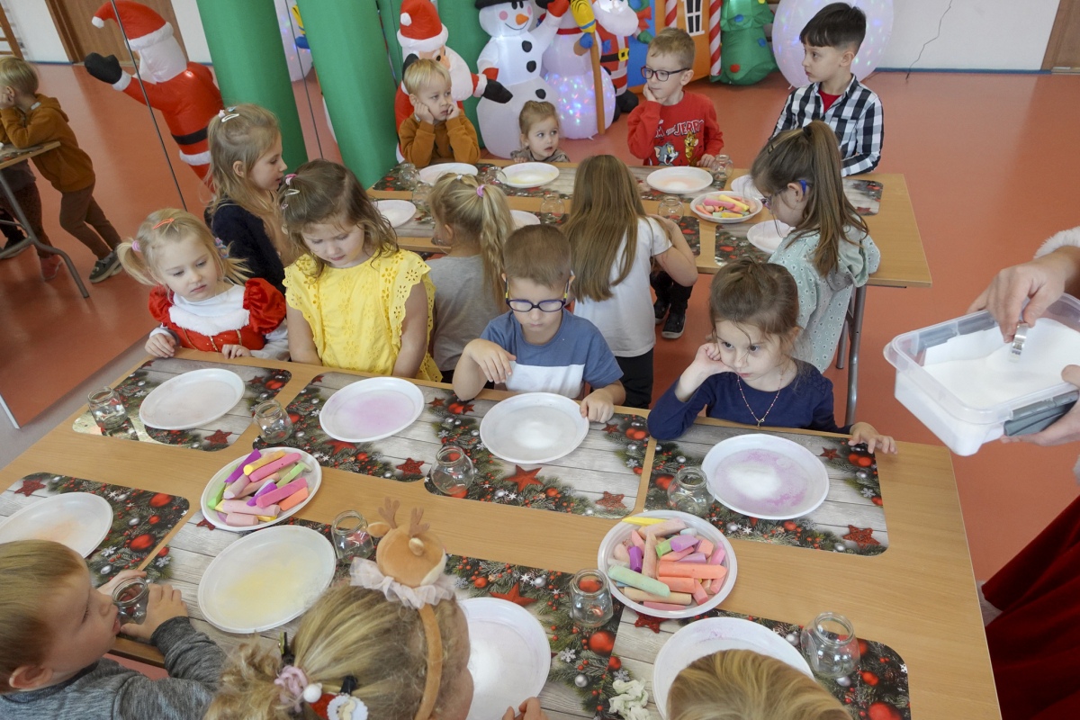 Święty Mikołaj przyniósł prezenty i radość do Szkoły Podstawowej w Lipnikach [15.12.2023] - zdjęcie #1 - eOstroleka.pl
