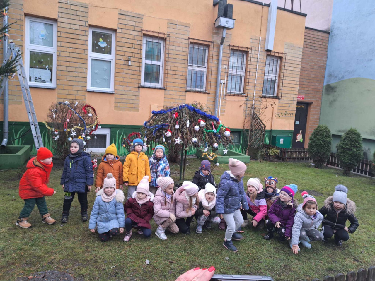 Świąteczny nastrój na osiedlu Centrum dzięki współpracy przedszkolaków i spółdzielni mieszkaniowej [15.12.2023] - zdjęcie #48 - eOstroleka.pl