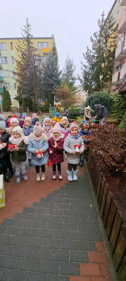 Świąteczny nastrój na osiedlu Centrum dzięki współpracy przedszkolaków i spółdzielni mieszkaniowej [15.12.2023] - zdjęcie #47 - eOstroleka.pl