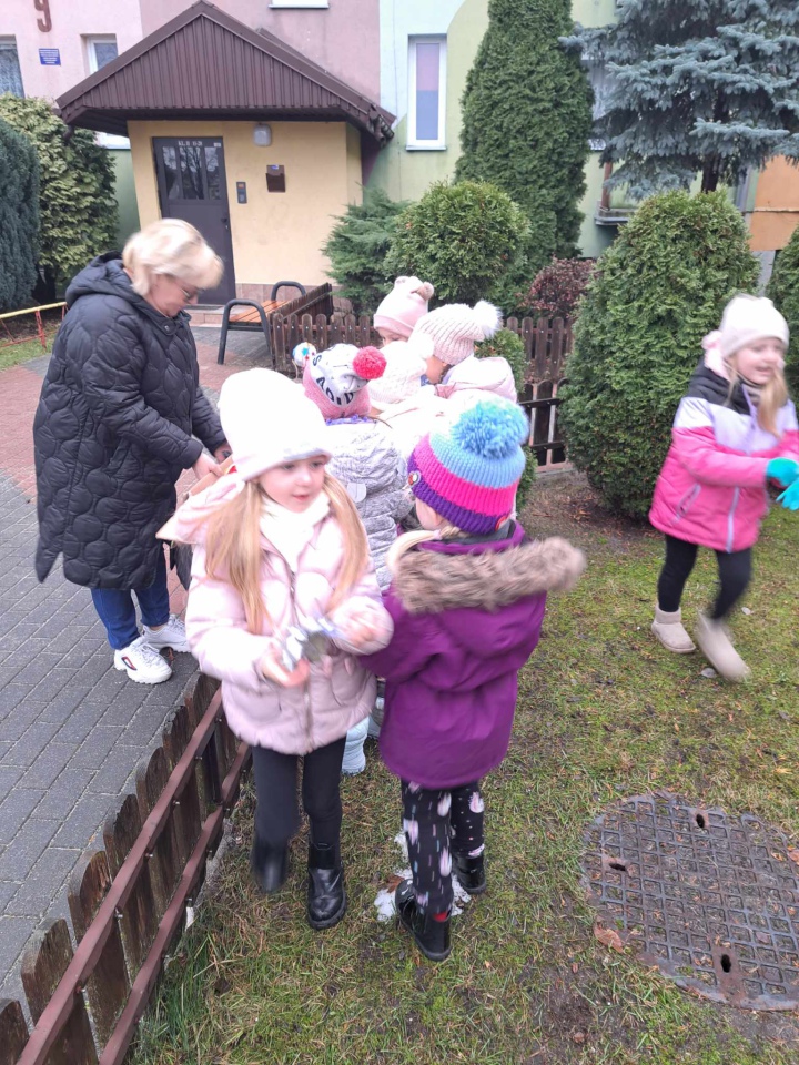 Świąteczny nastrój na osiedlu Centrum dzięki współpracy przedszkolaków i spółdzielni mieszkaniowej [15.12.2023] - zdjęcie #45 - eOstroleka.pl