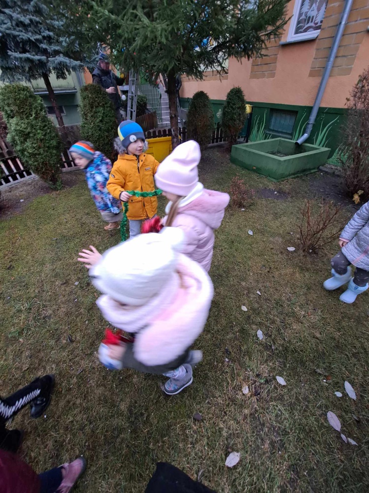 Świąteczny nastrój na osiedlu Centrum dzięki współpracy przedszkolaków i spółdzielni mieszkaniowej [15.12.2023] - zdjęcie #44 - eOstroleka.pl