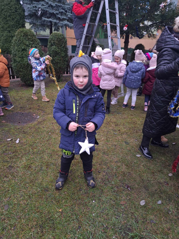 Świąteczny nastrój na osiedlu Centrum dzięki współpracy przedszkolaków i spółdzielni mieszkaniowej [15.12.2023] - zdjęcie #41 - eOstroleka.pl