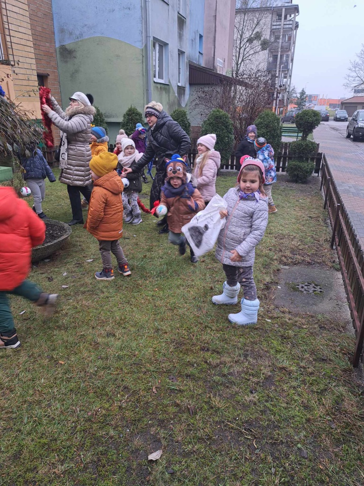 Świąteczny nastrój na osiedlu Centrum dzięki współpracy przedszkolaków i spółdzielni mieszkaniowej [15.12.2023] - zdjęcie #40 - eOstroleka.pl