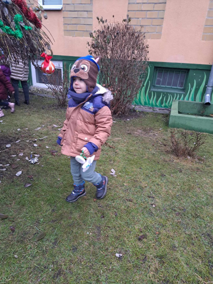 Świąteczny nastrój na osiedlu Centrum dzięki współpracy przedszkolaków i spółdzielni mieszkaniowej [15.12.2023] - zdjęcie #38 - eOstroleka.pl