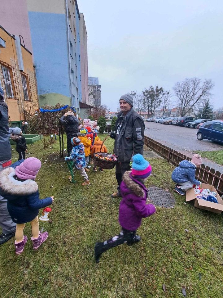 Świąteczny nastrój na osiedlu Centrum dzięki współpracy przedszkolaków i spółdzielni mieszkaniowej [15.12.2023] - zdjęcie #36 - eOstroleka.pl