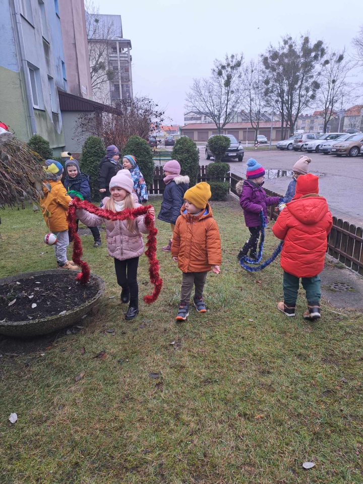Świąteczny nastrój na osiedlu Centrum dzięki współpracy przedszkolaków i spółdzielni mieszkaniowej [15.12.2023] - zdjęcie #35 - eOstroleka.pl