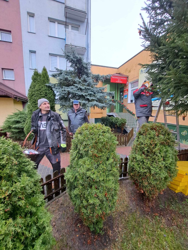 Świąteczny nastrój na osiedlu Centrum dzięki współpracy przedszkolaków i spółdzielni mieszkaniowej [15.12.2023] - zdjęcie #32 - eOstroleka.pl