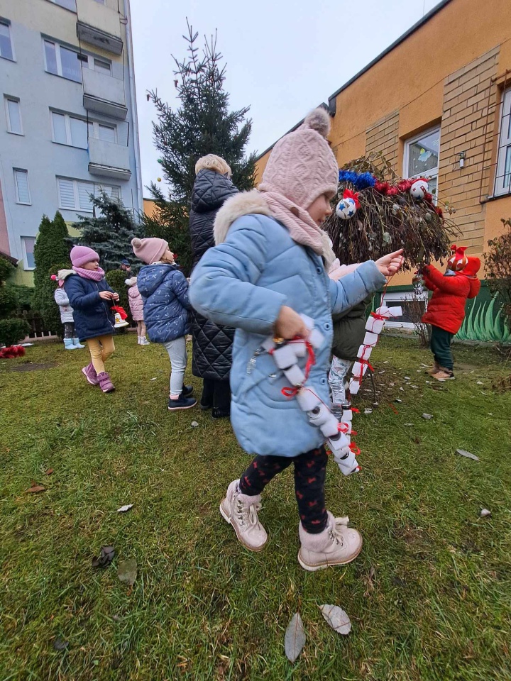 Świąteczny nastrój na osiedlu Centrum dzięki współpracy przedszkolaków i spółdzielni mieszkaniowej [15.12.2023] - zdjęcie #31 - eOstroleka.pl