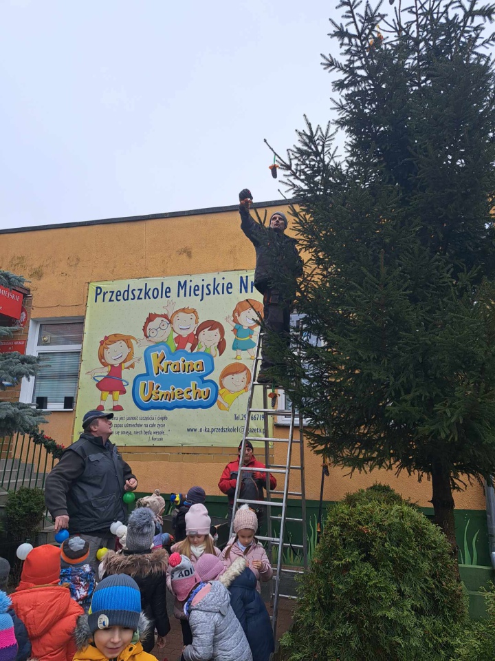 Świąteczny nastrój na osiedlu Centrum dzięki współpracy przedszkolaków i spółdzielni mieszkaniowej [15.12.2023] - zdjęcie #30 - eOstroleka.pl