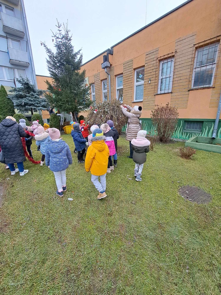 Świąteczny nastrój na osiedlu Centrum dzięki współpracy przedszkolaków i spółdzielni mieszkaniowej [15.12.2023] - zdjęcie #29 - eOstroleka.pl