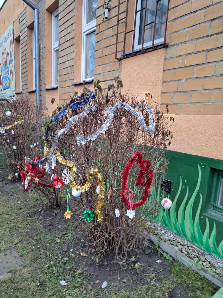 Świąteczny nastrój na osiedlu Centrum dzięki współpracy przedszkolaków i spółdzielni mieszkaniowej [15.12.2023] - zdjęcie #28 - eOstroleka.pl