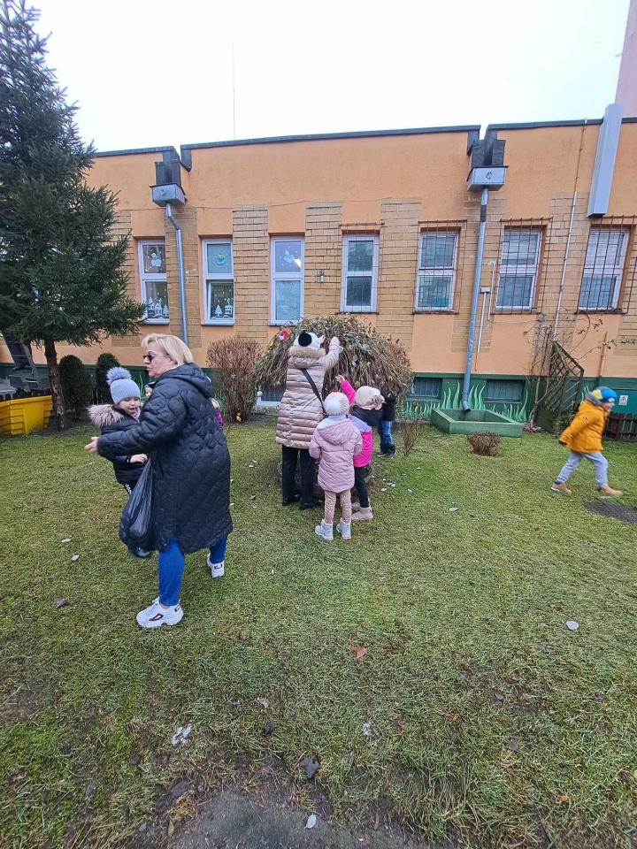 Świąteczny nastrój na osiedlu Centrum dzięki współpracy przedszkolaków i spółdzielni mieszkaniowej [15.12.2023] - zdjęcie #26 - eOstroleka.pl