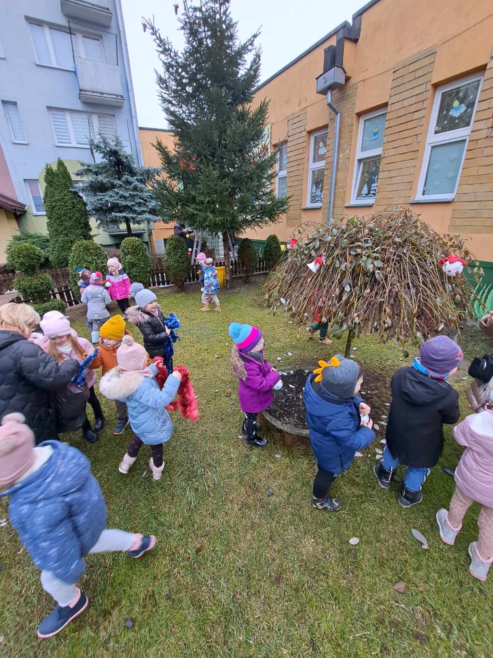 Świąteczny nastrój na osiedlu Centrum dzięki współpracy przedszkolaków i spółdzielni mieszkaniowej [15.12.2023] - zdjęcie #25 - eOstroleka.pl