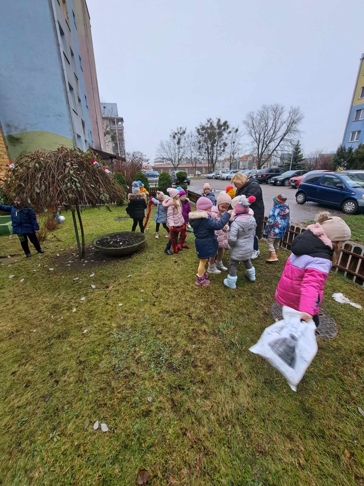Świąteczny nastrój na osiedlu Centrum dzięki współpracy przedszkolaków i spółdzielni mieszkaniowej [15.12.2023] - zdjęcie #24 - eOstroleka.pl