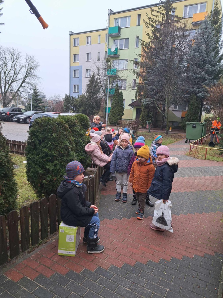 Świąteczny nastrój na osiedlu Centrum dzięki współpracy przedszkolaków i spółdzielni mieszkaniowej [15.12.2023] - zdjęcie #21 - eOstroleka.pl