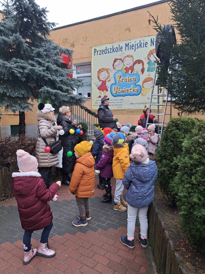 Świąteczny nastrój na osiedlu Centrum dzięki współpracy przedszkolaków i spółdzielni mieszkaniowej [15.12.2023] - zdjęcie #19 - eOstroleka.pl