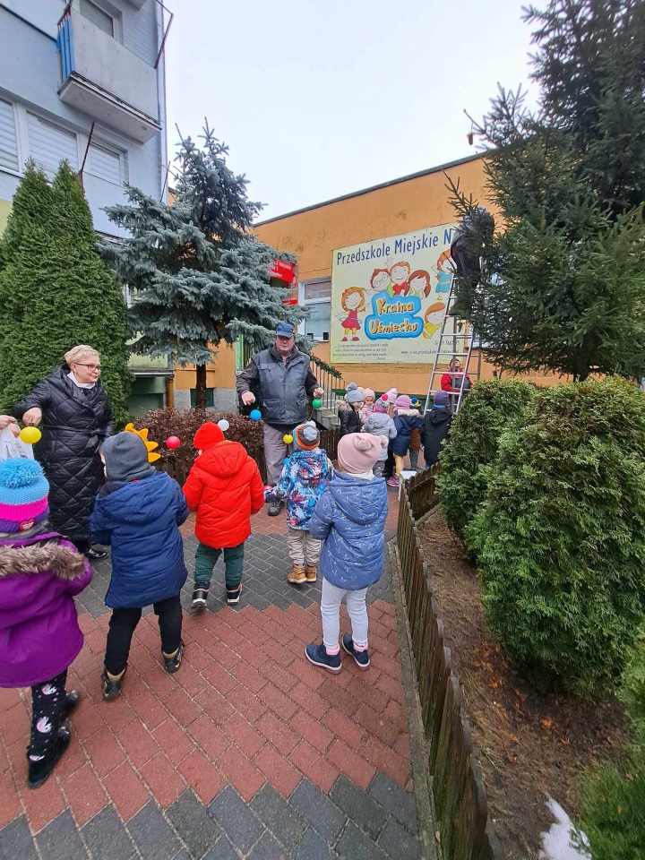 Świąteczny nastrój na osiedlu Centrum dzięki współpracy przedszkolaków i spółdzielni mieszkaniowej [15.12.2023] - zdjęcie #18 - eOstroleka.pl