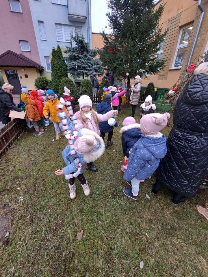 Świąteczny nastrój na osiedlu Centrum dzięki współpracy przedszkolaków i spółdzielni mieszkaniowej [15.12.2023] - zdjęcie #17 - eOstroleka.pl