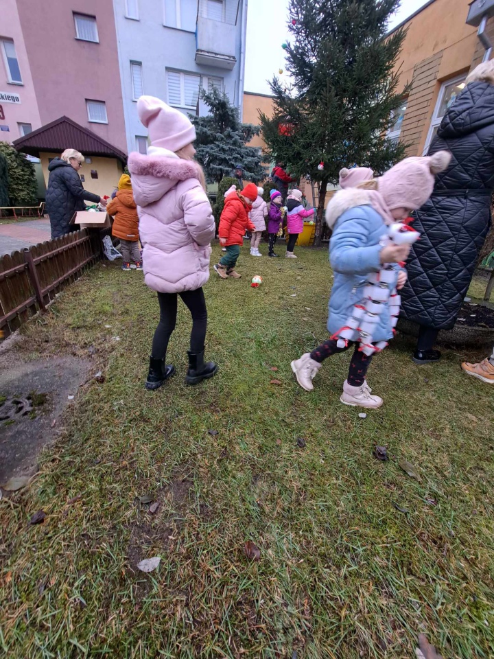 Świąteczny nastrój na osiedlu Centrum dzięki współpracy przedszkolaków i spółdzielni mieszkaniowej [15.12.2023] - zdjęcie #16 - eOstroleka.pl