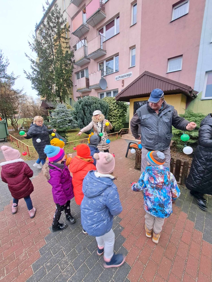 Świąteczny nastrój na osiedlu Centrum dzięki współpracy przedszkolaków i spółdzielni mieszkaniowej [15.12.2023] - zdjęcie #12 - eOstroleka.pl