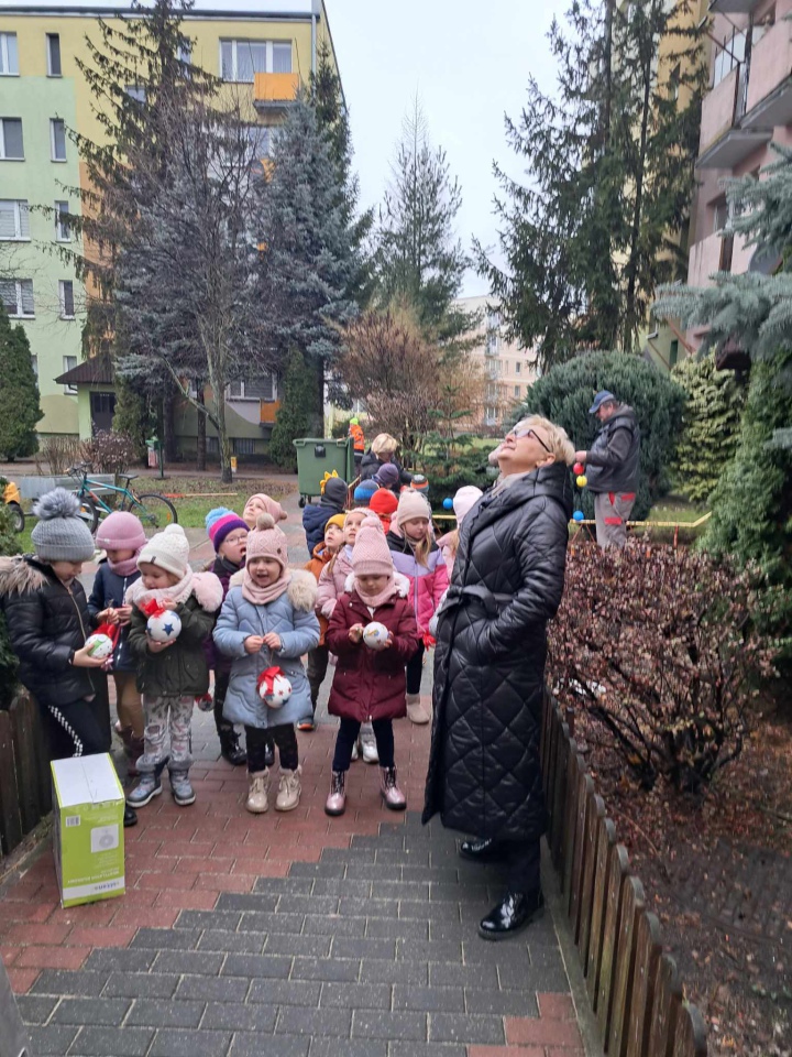 Świąteczny nastrój na osiedlu Centrum dzięki współpracy przedszkolaków i spółdzielni mieszkaniowej [15.12.2023] - zdjęcie #11 - eOstroleka.pl