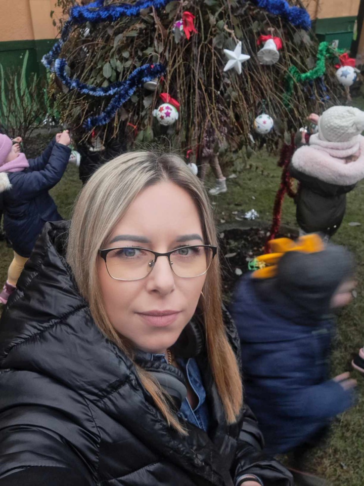Świąteczny nastrój na osiedlu Centrum dzięki współpracy przedszkolaków i spółdzielni mieszkaniowej [15.12.2023] - zdjęcie #10 - eOstroleka.pl