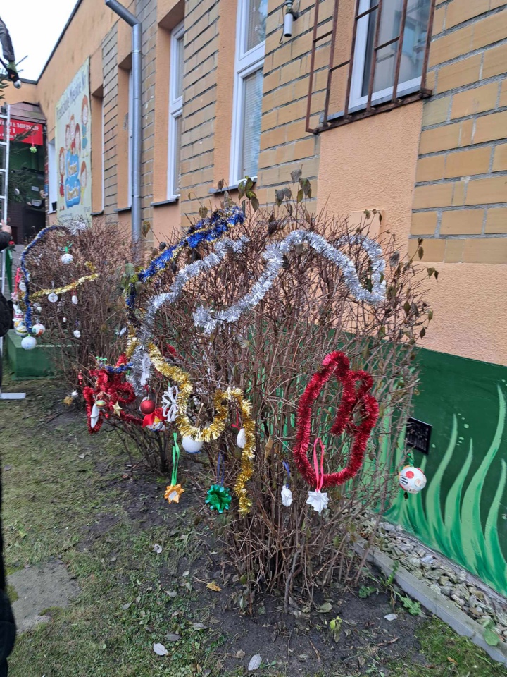 Świąteczny nastrój na osiedlu Centrum dzięki współpracy przedszkolaków i spółdzielni mieszkaniowej [15.12.2023] - zdjęcie #9 - eOstroleka.pl