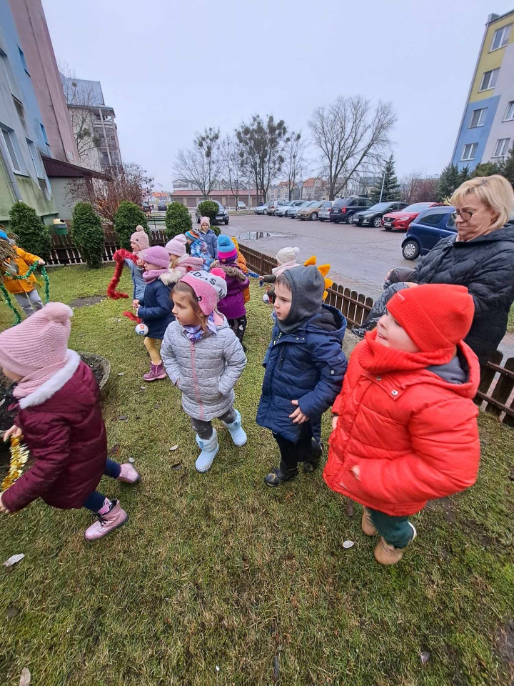 Świąteczny nastrój na osiedlu Centrum dzięki współpracy przedszkolaków i spółdzielni mieszkaniowej [15.12.2023] - zdjęcie #8 - eOstroleka.pl