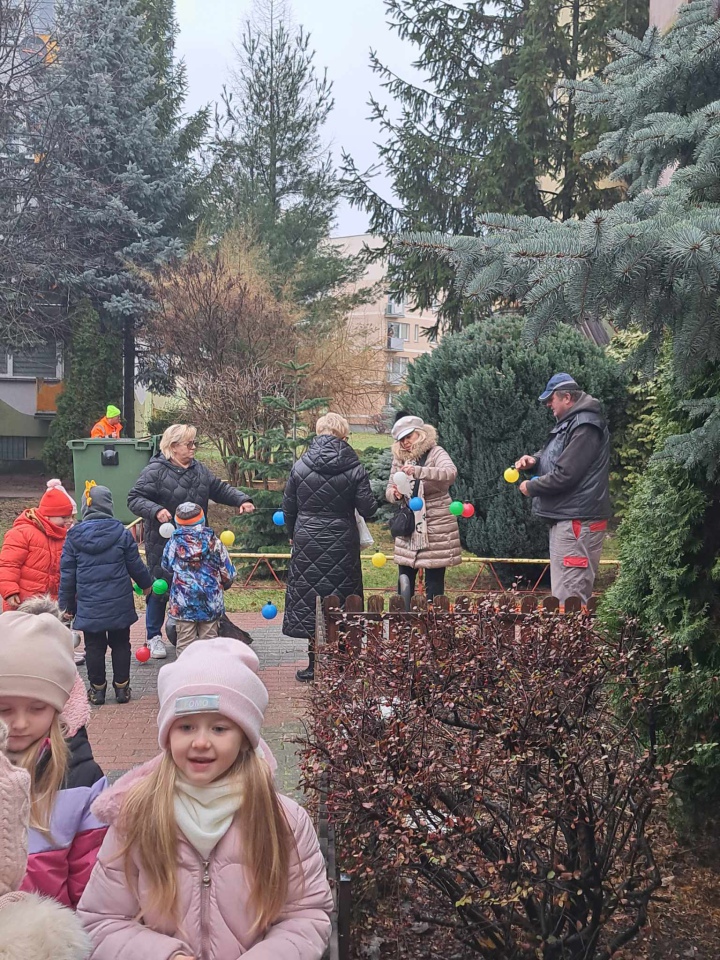 Świąteczny nastrój na osiedlu Centrum dzięki współpracy przedszkolaków i spółdzielni mieszkaniowej [15.12.2023] - zdjęcie #7 - eOstroleka.pl