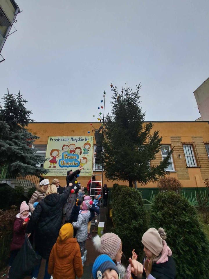 Świąteczny nastrój na osiedlu Centrum dzięki współpracy przedszkolaków i spółdzielni mieszkaniowej [15.12.2023] - zdjęcie #6 - eOstroleka.pl
