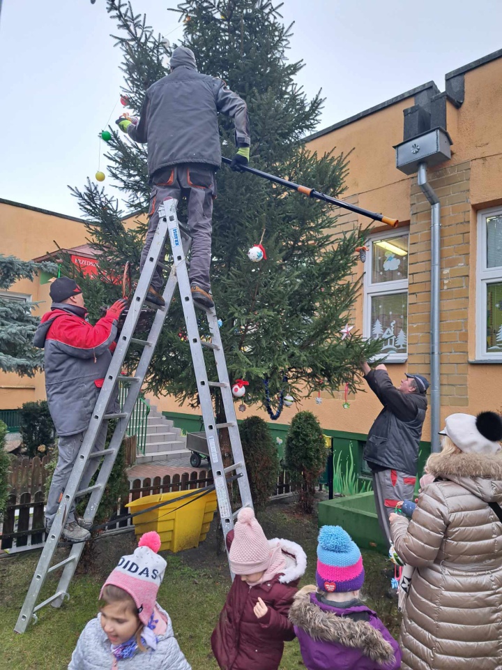 Świąteczny nastrój na osiedlu Centrum dzięki współpracy przedszkolaków i spółdzielni mieszkaniowej [15.12.2023] - zdjęcie #4 - eOstroleka.pl
