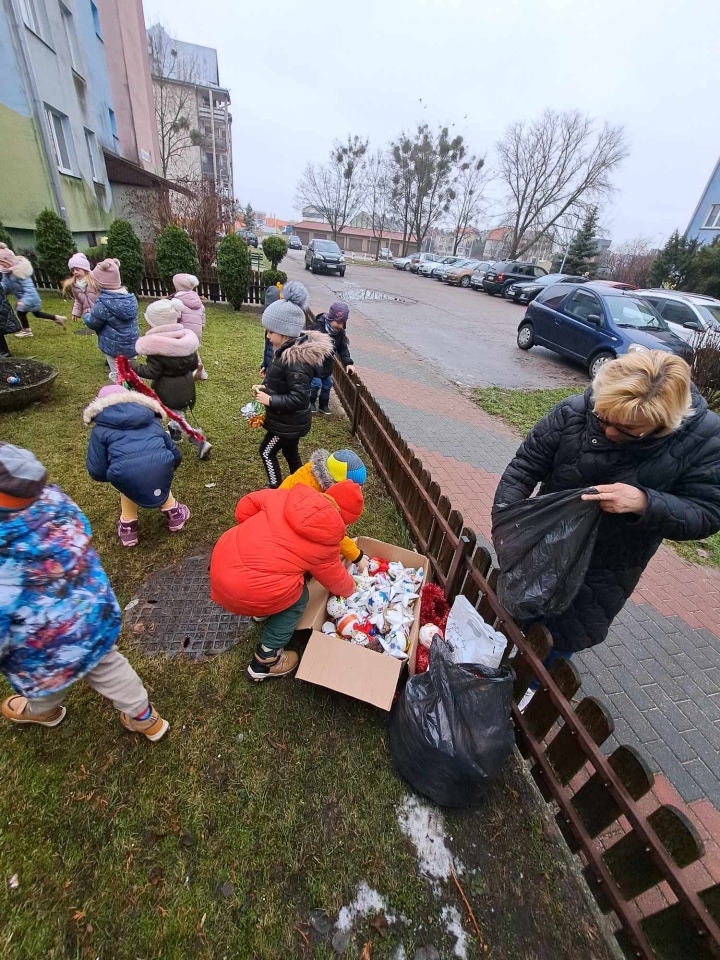 Świąteczny nastrój na osiedlu Centrum dzięki współpracy przedszkolaków i spółdzielni mieszkaniowej [15.12.2023] - zdjęcie #3 - eOstroleka.pl