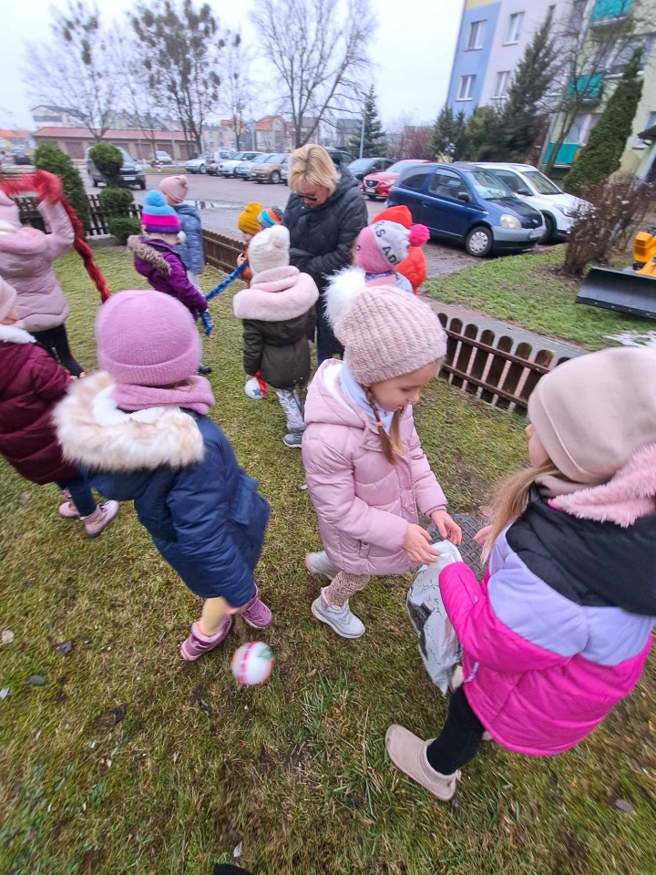Świąteczny nastrój na osiedlu Centrum dzięki współpracy przedszkolaków i spółdzielni mieszkaniowej [15.12.2023] - zdjęcie #2 - eOstroleka.pl