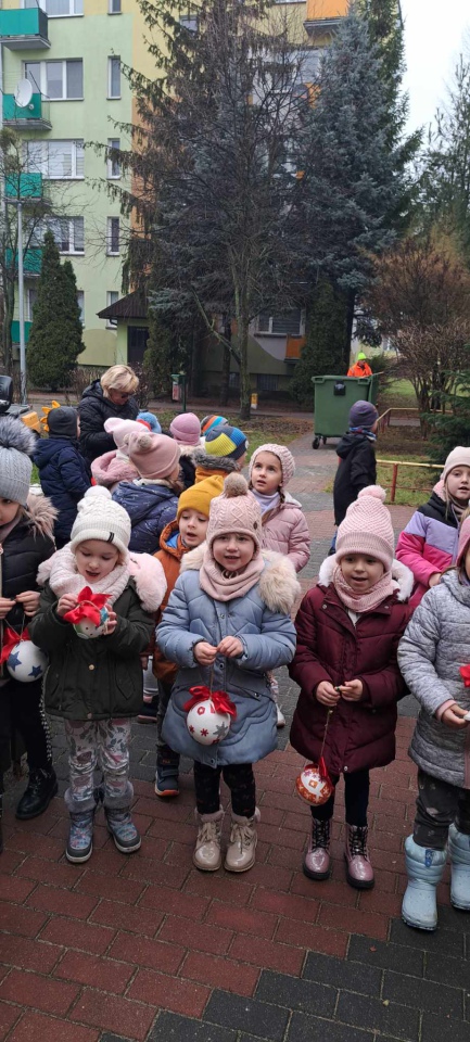 Świąteczny nastrój na osiedlu Centrum dzięki współpracy przedszkolaków i spółdzielni mieszkaniowej [15.12.2023] - zdjęcie #1 - eOstroleka.pl