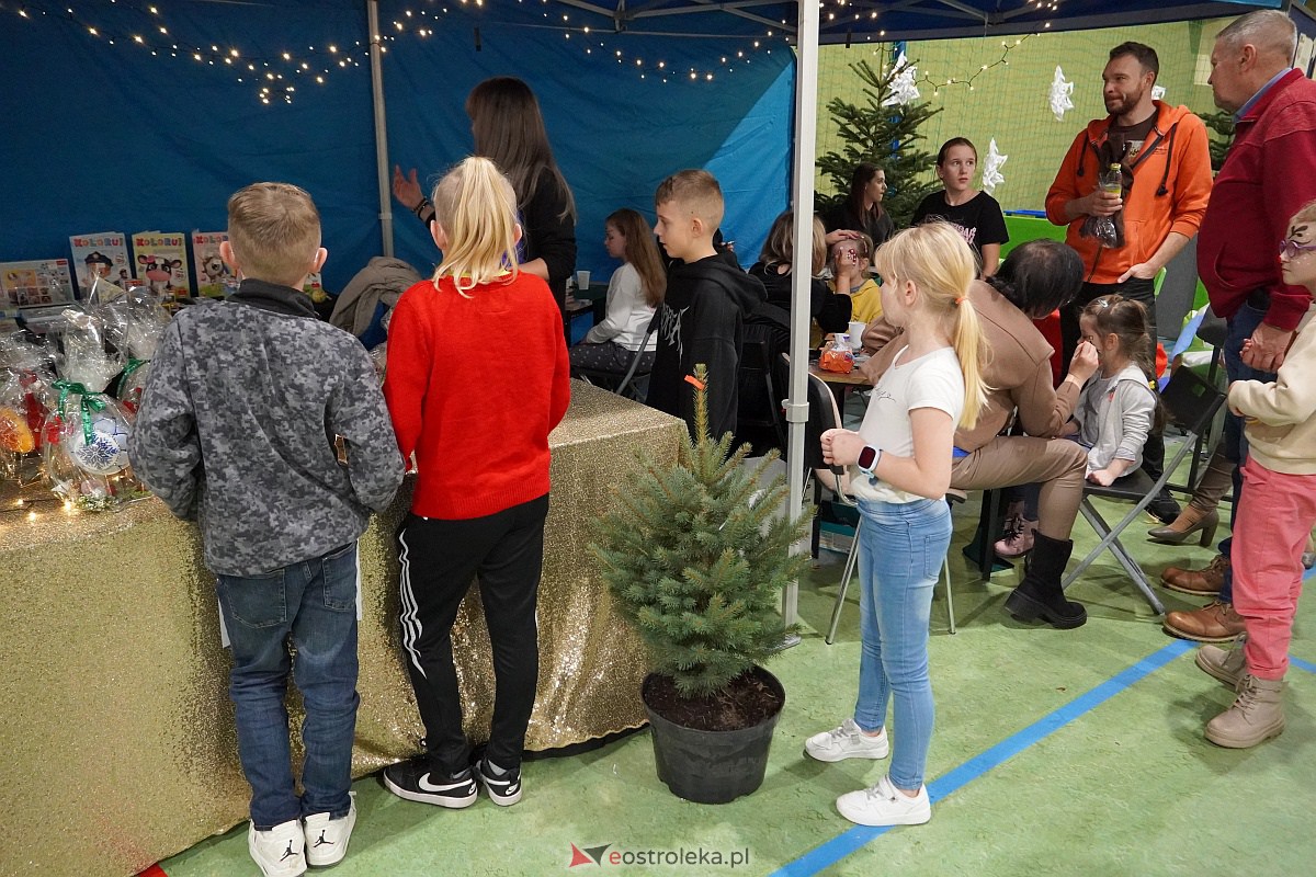 Kiermasz Bożonarodzeniowy w Rzekuniu [15.12.2023] - zdjęcie #55 - eOstroleka.pl