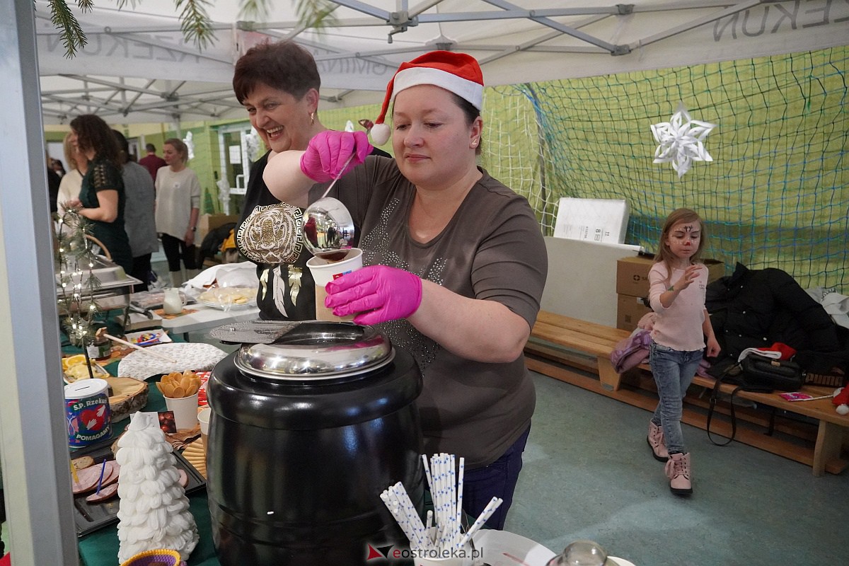 Kiermasz Bożonarodzeniowy w Rzekuniu [15.12.2023] - zdjęcie #41 - eOstroleka.pl