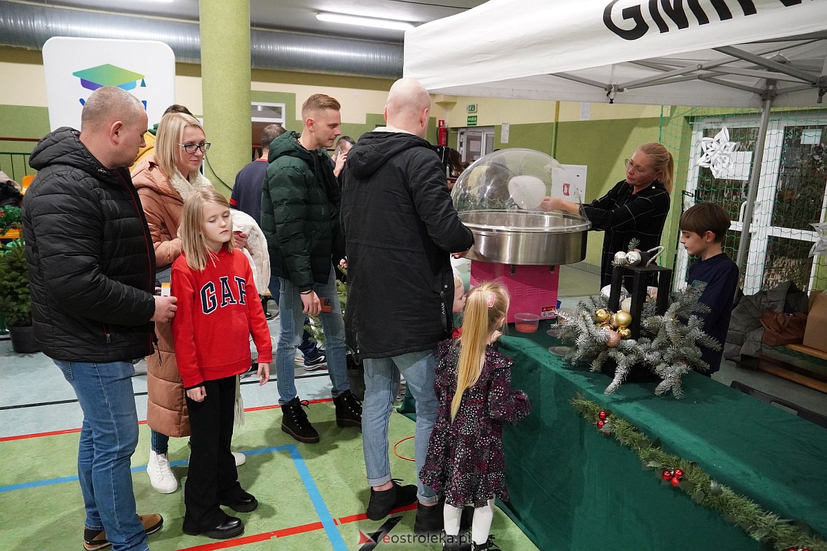 Kiermasz Bożonarodzeniowy w Rzekuniu [15.12.2023] - zdjęcie #35 - eOstroleka.pl