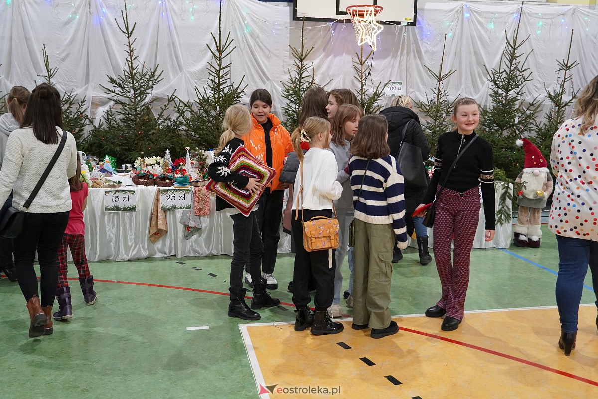 Kiermasz Bożonarodzeniowy w Rzekuniu [15.12.2023] - zdjęcie #32 - eOstroleka.pl