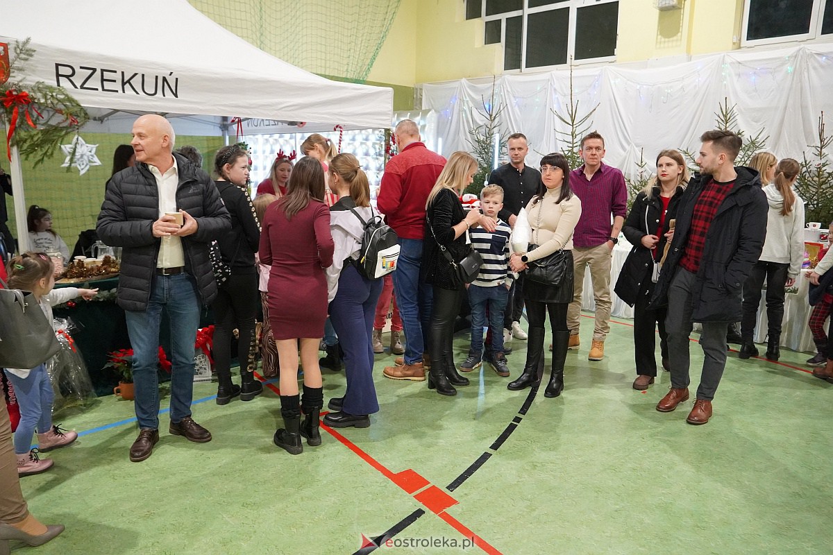 Kiermasz Bożonarodzeniowy w Rzekuniu [15.12.2023] - zdjęcie #30 - eOstroleka.pl