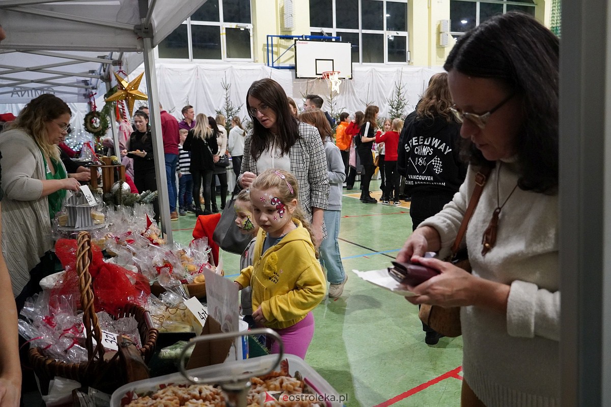 Kiermasz Bożonarodzeniowy w Rzekuniu [15.12.2023] - zdjęcie #29 - eOstroleka.pl