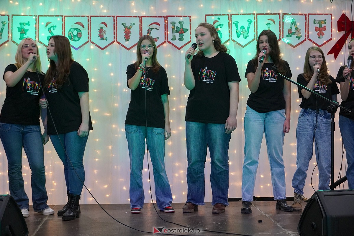 Kiermasz Bożonarodzeniowy w Rzekuniu [15.12.2023] - zdjęcie #25 - eOstroleka.pl