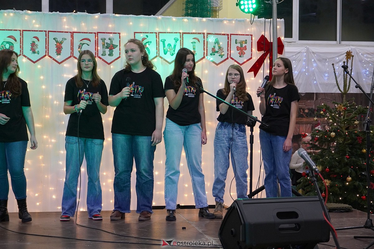 Kiermasz Bożonarodzeniowy w Rzekuniu [15.12.2023] - zdjęcie #24 - eOstroleka.pl