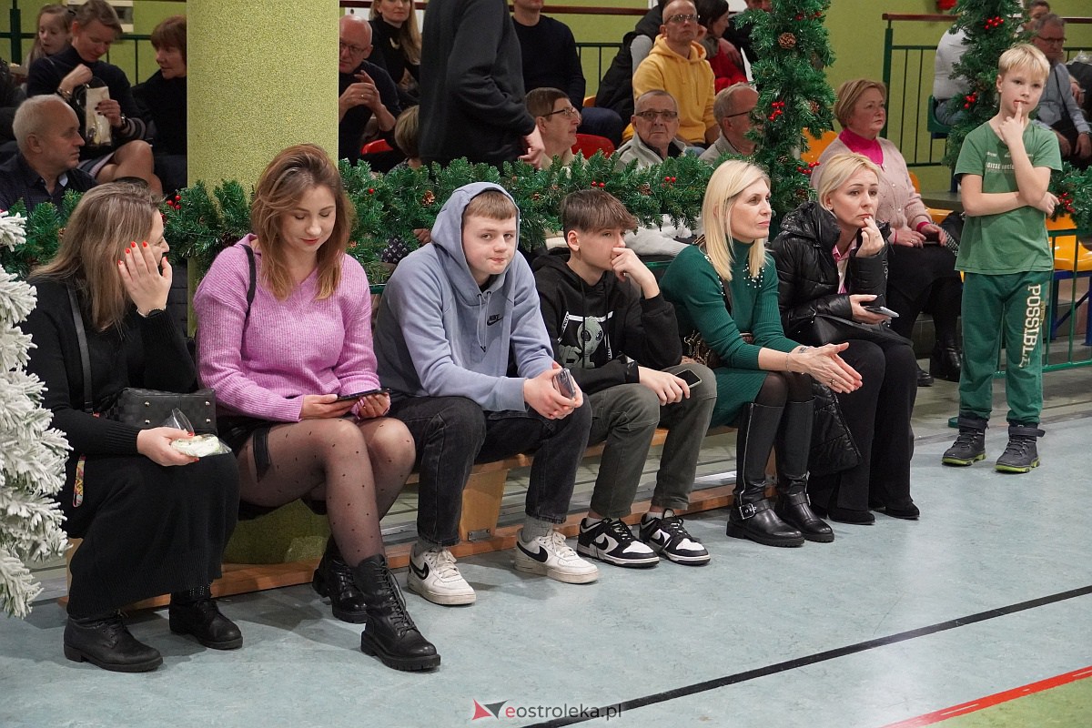 Kiermasz Bożonarodzeniowy w Rzekuniu [15.12.2023] - zdjęcie #21 - eOstroleka.pl