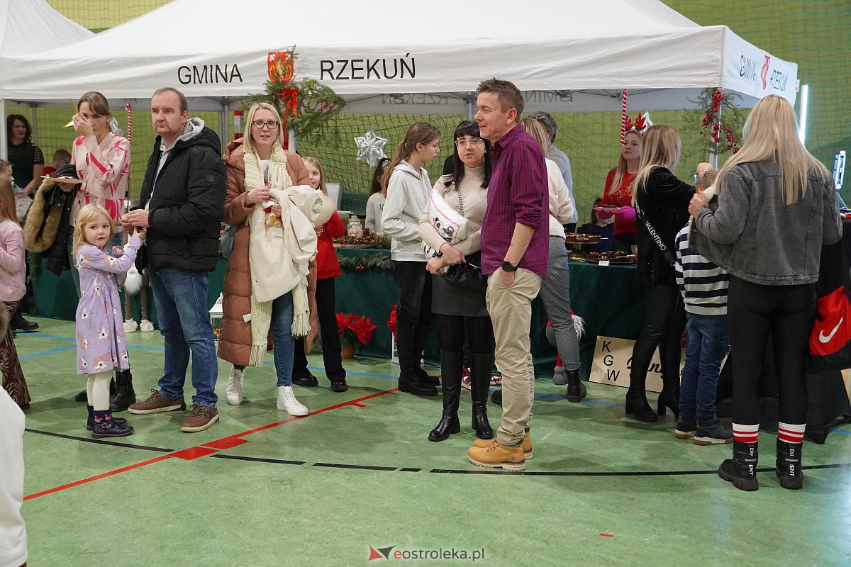 Kiermasz Bożonarodzeniowy w Rzekuniu [15.12.2023] - zdjęcie #15 - eOstroleka.pl
