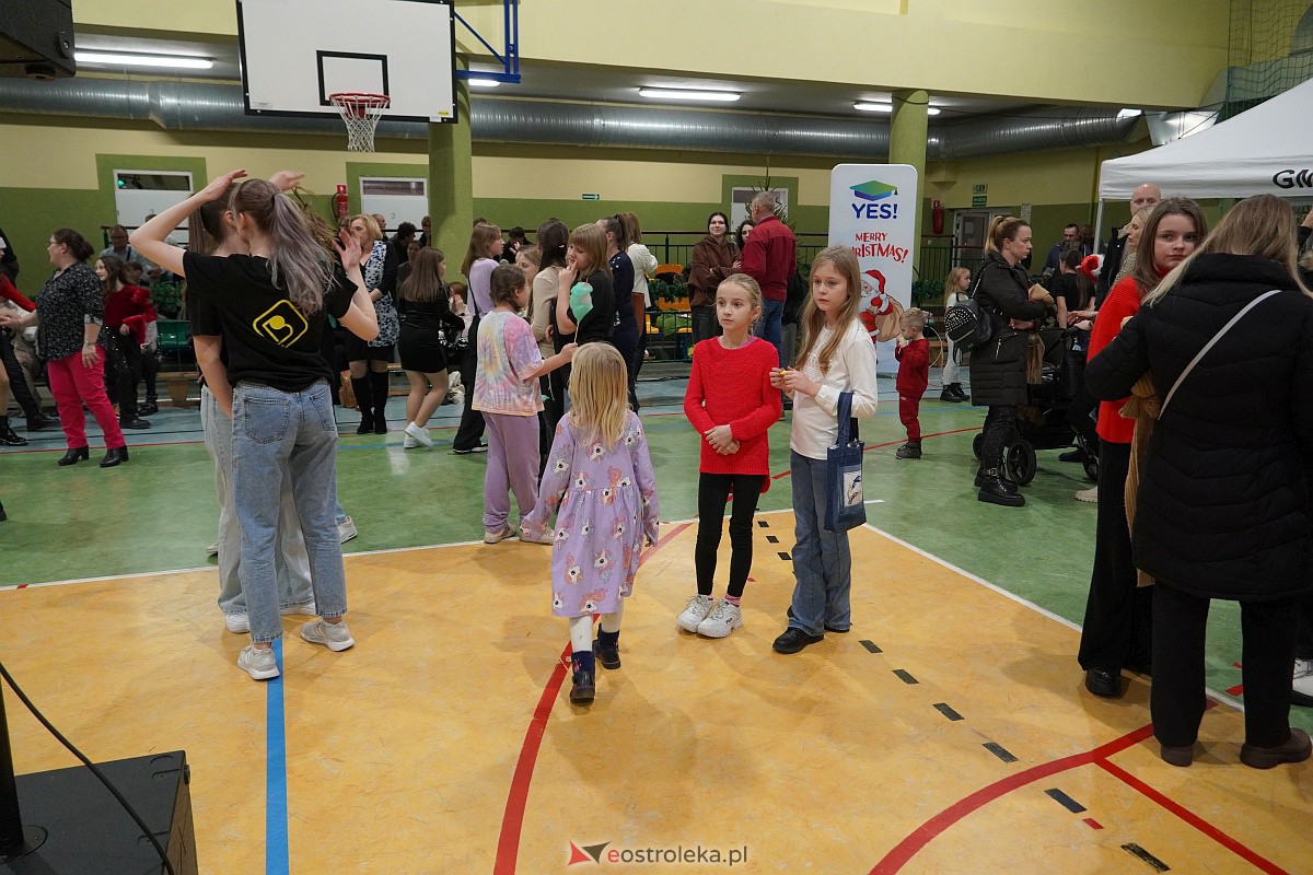 Kiermasz Bożonarodzeniowy w Rzekuniu [15.12.2023] - zdjęcie #14 - eOstroleka.pl